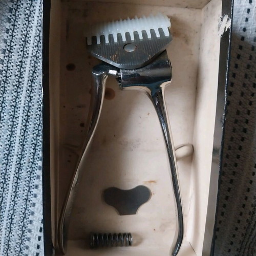 French hair clipper like new, in original box