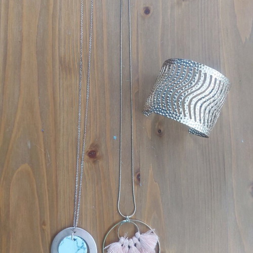 Jewelry set with 2 long necklaces and wrist bracelet in pink gold faux