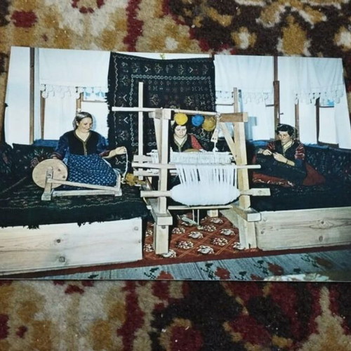 Postcard Metsovitises at the loom with traditional costumes in excellent condition