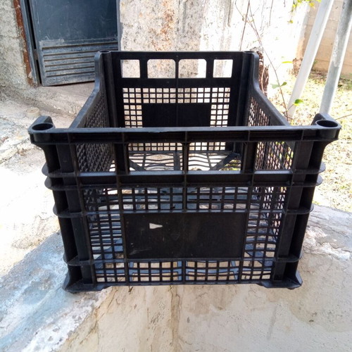 Plastic crate like new for transporting fruits and vegetables