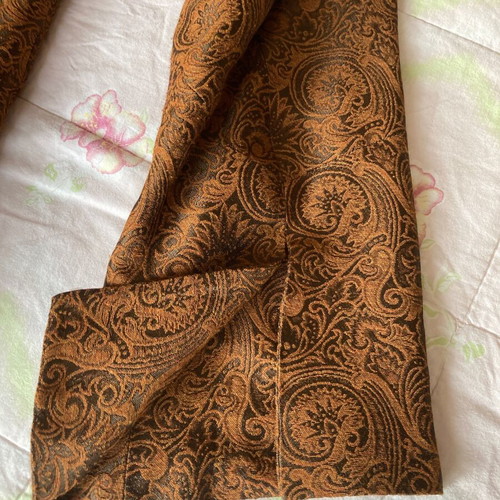 Long women's jacket with embossed fabric and metal buttons brown