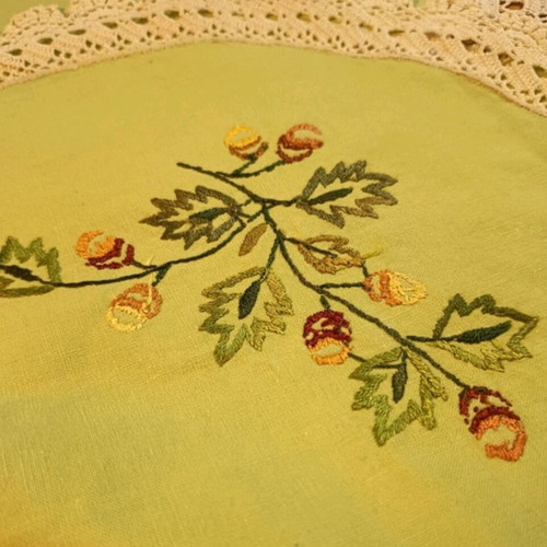 Handmade green tablecloth like new with oak embroidery 100x100 cm