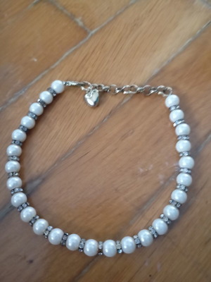 Dog collar necklace with white pearls and rhinestones