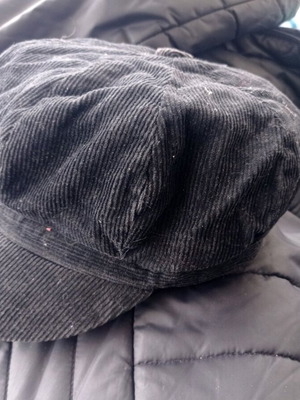 Котюрена черна шапка леко употребявана