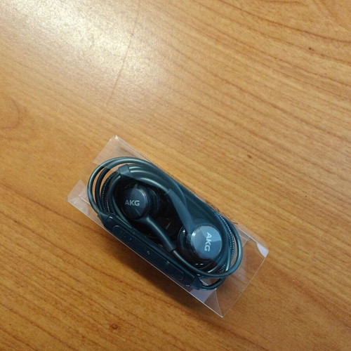 AKG 3.5mm Earbuds new with replacement ear pads