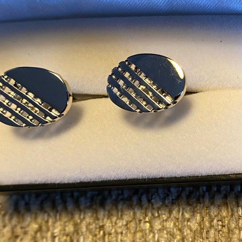 Tie rack cufflinks like new, white