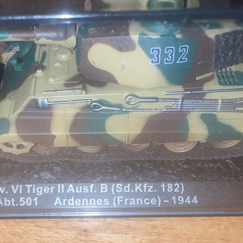 Battle Tank Model like new, pack of three tanks