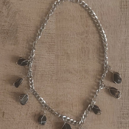 Chain necklace with stones like new