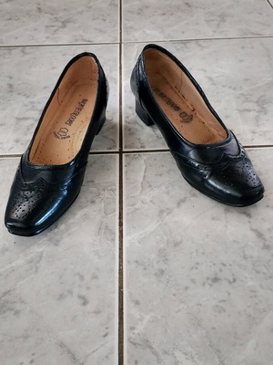 Brave Troops women's leather pumps like new, size 39