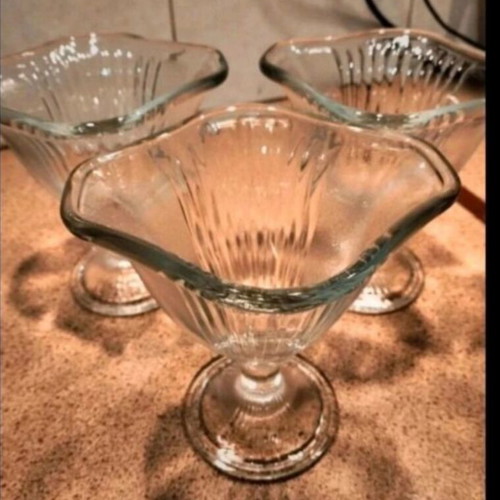 Vintage stemmed dessert glasses or bowls like new, set of 6