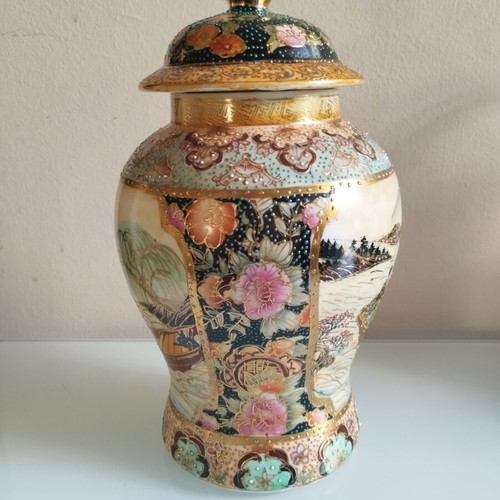 Satsuma style porcelain vase with lid, like new, 24cm