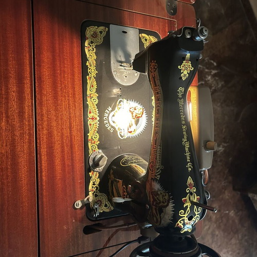 Mercedes sewing machine with cabinet like new, Singer system
