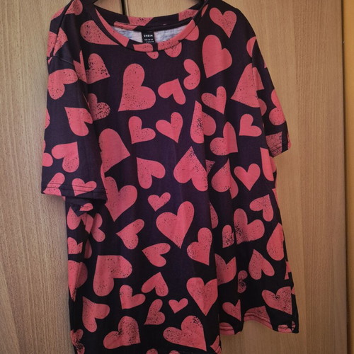 Short-sleeve T-shirt with hearts like new, size L
