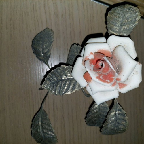 Decorative flower used with metal leaves