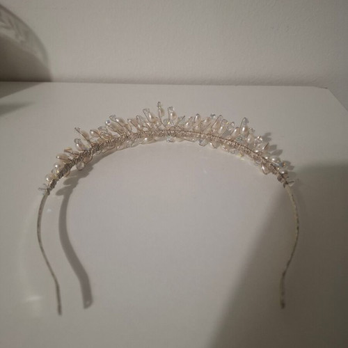 Bridal tiara, discreet and dazzling design