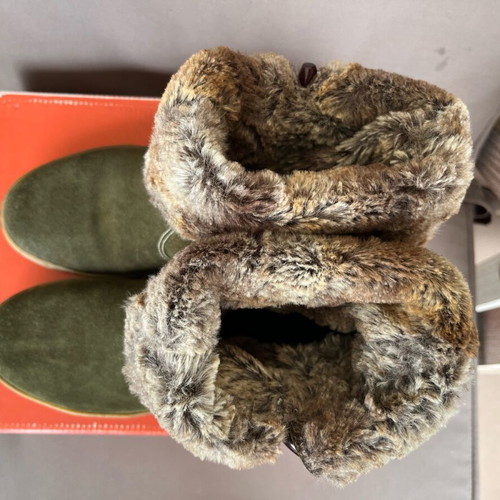 Khaki boots with fur lining size 36 like new