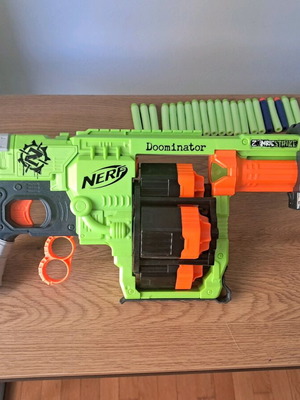 Nerf Zombie Strike Doominator σαν καινούριο, με 4 περιστρεφόμενους γεμιστήρες και σφαίρες