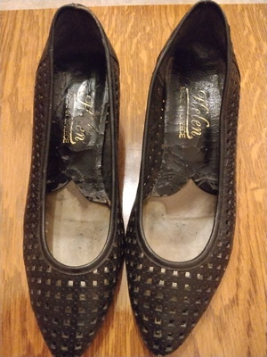Leather perforated pumps used, heel height 5.5cm, size 39