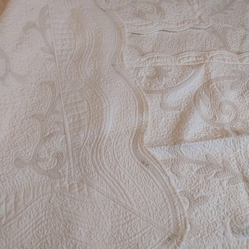 Ilis Home double quilt set like new, cotton with 2 pillows