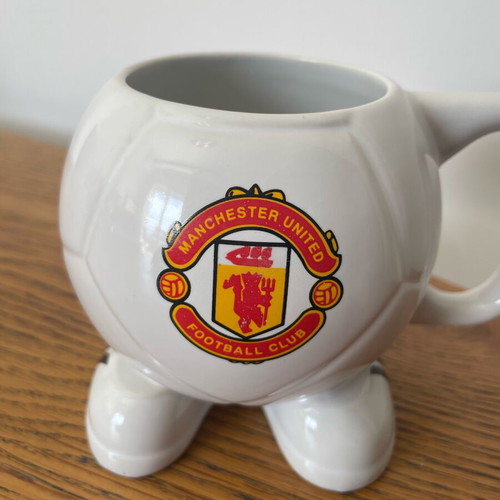 Vintage Manchester United mug shaped like a ball like new