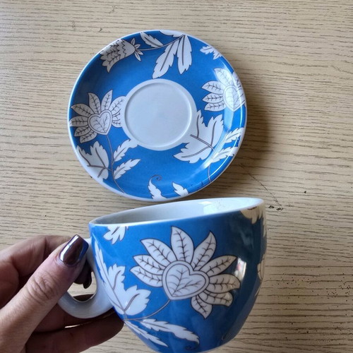 Large cups like new, set of 4 with saucers