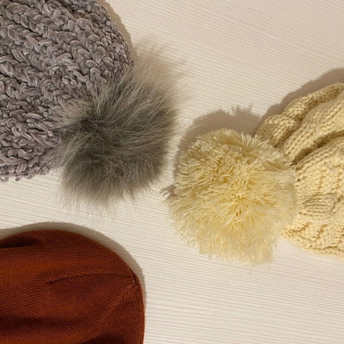 3 warm hats like new, Quiksilver and others