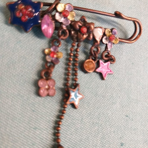 Bronze safety pin brooch with variety of flowers