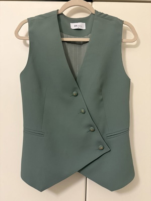 BSB cross-over vest with gold details