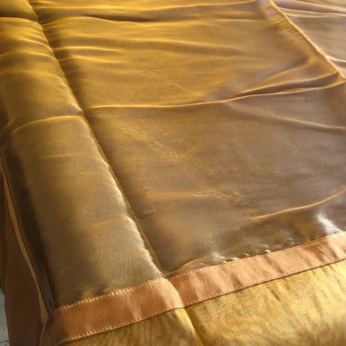 Palladium rectangular table organza like new, gold color