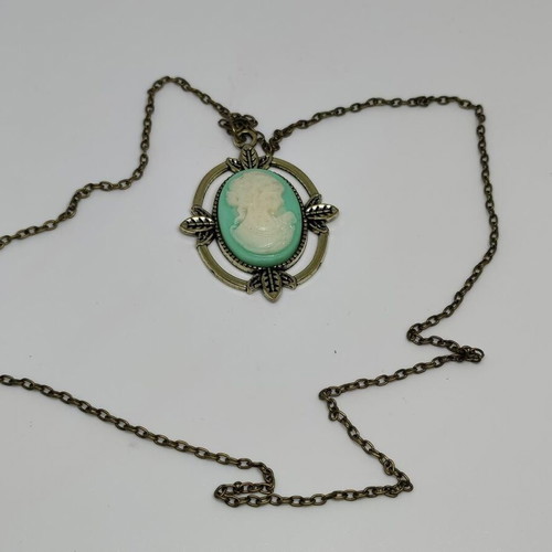 Vintage style pendant necklace with cameo decoration, like new