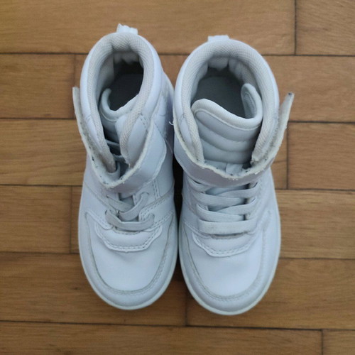 White kids' athletic boot size 25 like new