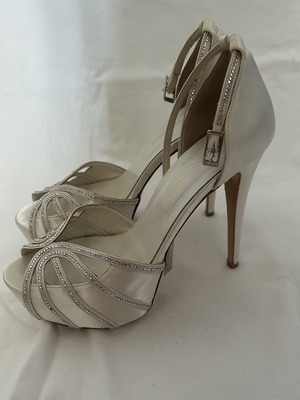 Bridal shoes size 39 satin with thick platform and rhinestones, used