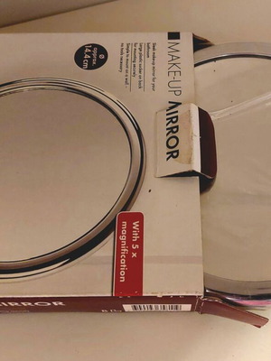Makeup magnifying mirror x5 with suction cup like new