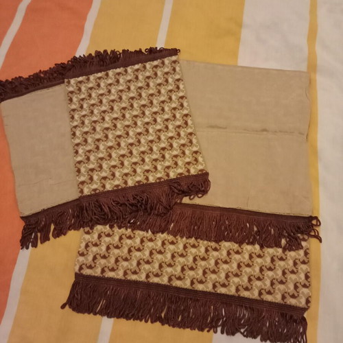 Set of embroidered table linens like new, 1 runner 58×29cm and 2 napkins