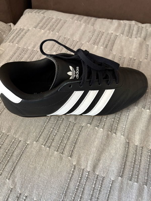 Маратонки Adidas нови, дамски, естествена кожа, черно и бяло