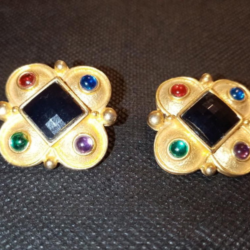 Vintage clip on earrings square gold tone, like new