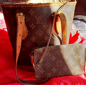 Τσάντα Louis Vuitton με το νεσεσέρ της