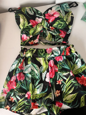 Women's floral summer set like new with shorts and top