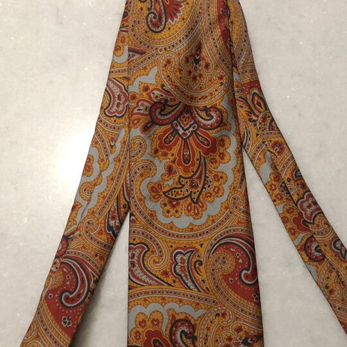 Silk paisley tie like new, colorful wide 9.5 cm