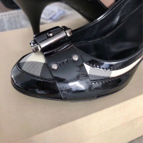 Burberry black patent leather pumps with metallic buckle like new