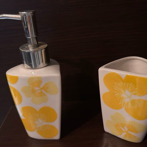 Hand soap and toothbrush set like new