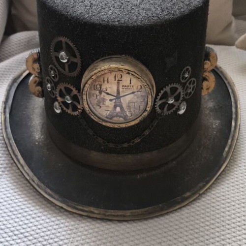 Steampunk top hat with gears and retro Paris clock