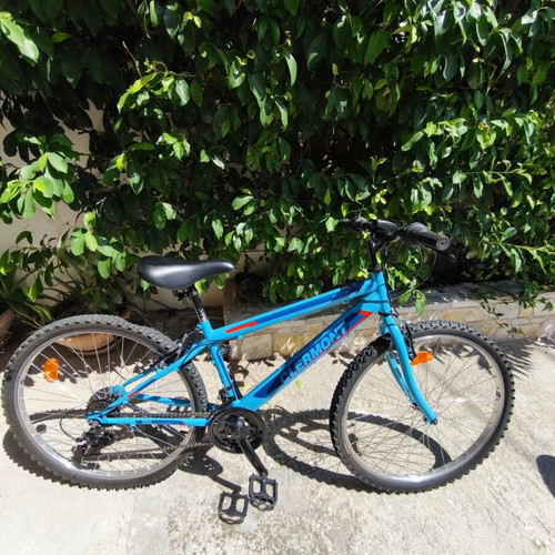 Clermont Mountain Bike 26in like new, 18 speeds, blue