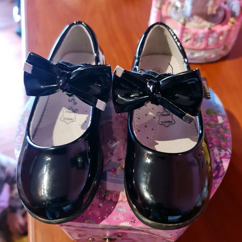 Ballerina shoes black patent size 25 like new, removable bows