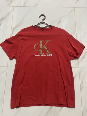 Calvin Klein T-shirt XL like new, red