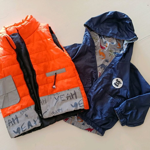 Sleeveless and waterproof reversible jackets like new, pack