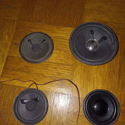Speakers set of 4 used, different sizes and volumes