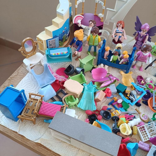 Playmobil lot with princesses and female figures, parts set