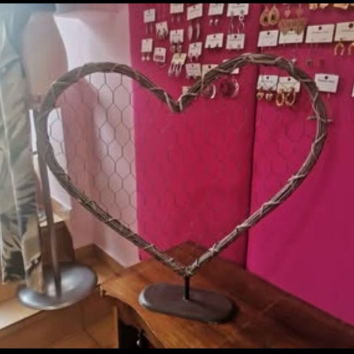 Heart-shaped stand like new 50x50