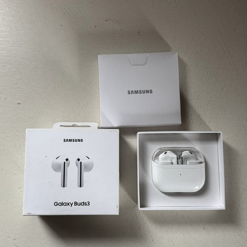 Samsung Galaxy Buds 3 wireless earbuds like new with charging case and box